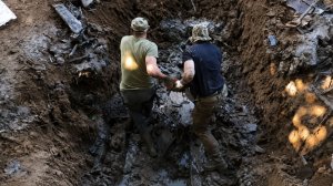 Останки советских летчиков обнаружили поисковики и сотрудники СКР под Калининградом