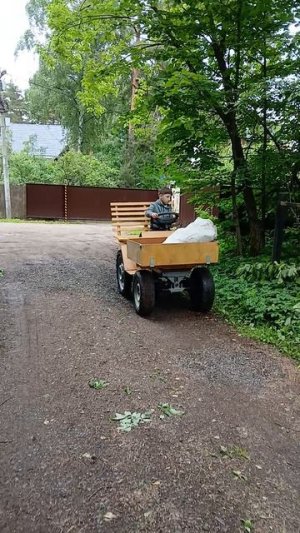 Ребенок на тракторе