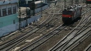 Маневровый тепловоз ТЭМ18ДМ с пассажирским вагонами, и электровоз ЭП1-372 резервом.
