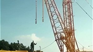 Процесс сборки строительного крана