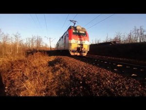 Электровоз 4ЭС5К-011 «Ермак» с грузовым поездом.