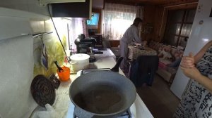 Нашли себе занятие с внучкой 🤣. В ветеринарной клинике затык. Папа и дочь .