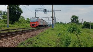 Электропоезд ЭП3Д-0086 сообщением Владивосток-Спасск Дальний выходит из кривой солнечным днём.
