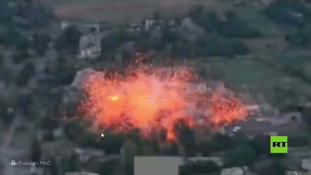 مقاتلات سو-34 تشن غارات جوية بقنابل حائمة على مواقع العدو في جمهورية دونيتسك