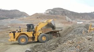 Погрузчик Cat 990H грузит карьерные самосвалы Cat 773B