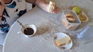 Котлеты из речной рыбы и домашний хлеб на завтрак.