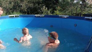 Купаемся в бассейне 🏊🤭🙃😂