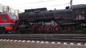 Паровоз Л-5170 (ТЧ-43) в сцепе с ЭП2К-382 (ТЧЭ-6) стоят на 5-м приёмо-отправочном пути ст. Реутов.