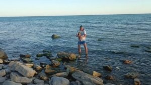Рыбалка голыми руками на море