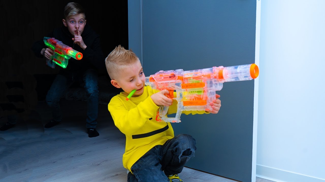 НОЧНЫЕ игры с NERF...ОДНИ дома. NIGHT Games With NERF ... ALONE At Home.
