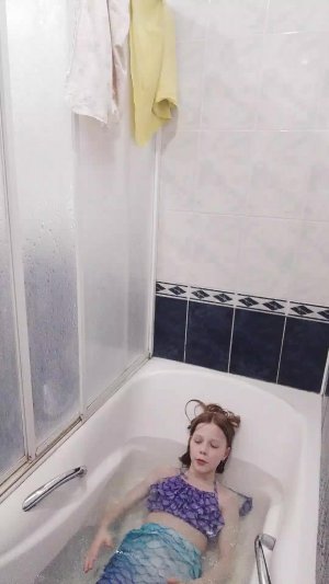 Наблюдаем за косплеершей в виде русалки..