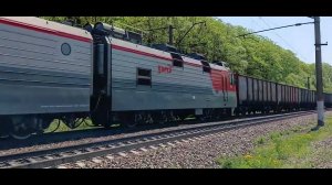 Электровозы 4ЭС5К-056 и 4ЭС5К-059 «Ермак» следуют с грузовыми поездами по Транссибу солнечным днём.