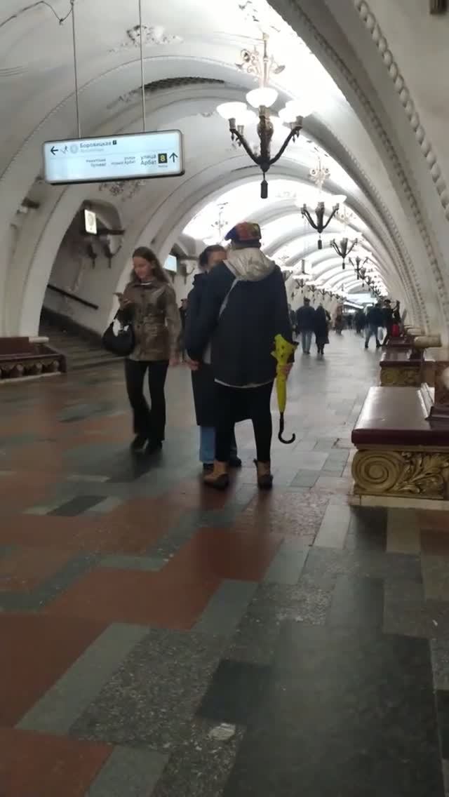Станция метро Арбатская интерьер пассажиры поезда Москва Фрагмент 5