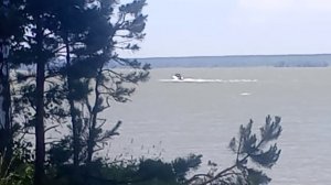 мы увидели катер