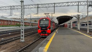 «Новый» Электровоз ЭП2К-514 с поездом «Северная Пальмира» на Московском вокзале, июнь 2026 года