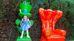 Настя спасает игрушки в парке Диснейленде