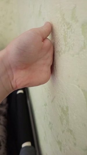 небольшой фокус с исчезновением руки в стене!