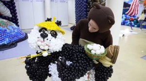 Маленькая Вера - Медведь играет на выставке воздушных шаров - Чемпионат по