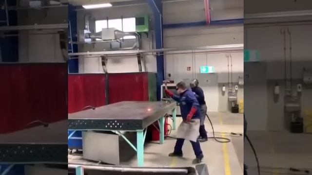 Вот что будет, если ударить по раскаленному металлу смотреть онлайн