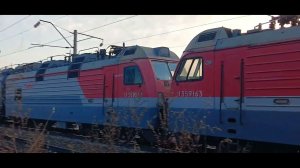 Система электровозов 2ЭС5К-181/173 «Ермак» с грузовым поездом следует по вечернему Транссибу.