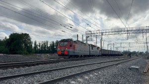 «Переходящий неадекват» Электровоз «Дончак» 2ЭС4К-113 с грузовым поездом на ст.Волковская, июнь 2026