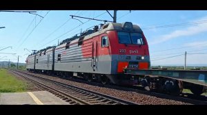 Электровоз 3ЭС5К-233 «Ермак» со смешанным грузовым поездом следует через о.п.Безымянная летним утром
