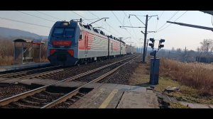 Электровозы 3ЭС5К-1554 и 3ЭС5К-482 «Ермак» с грузовыми поездами следуют по Транссибу солнечным днём.