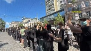 🇺🇦🏴☠️ В Киеве начинается ЛГБТ-парад*, к месту также стянулись украинские нацисты
Запрещено в РФ