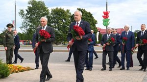 Вячеслав Володин возложил цветы к новому мемориалу «Скорбь» в Бресте