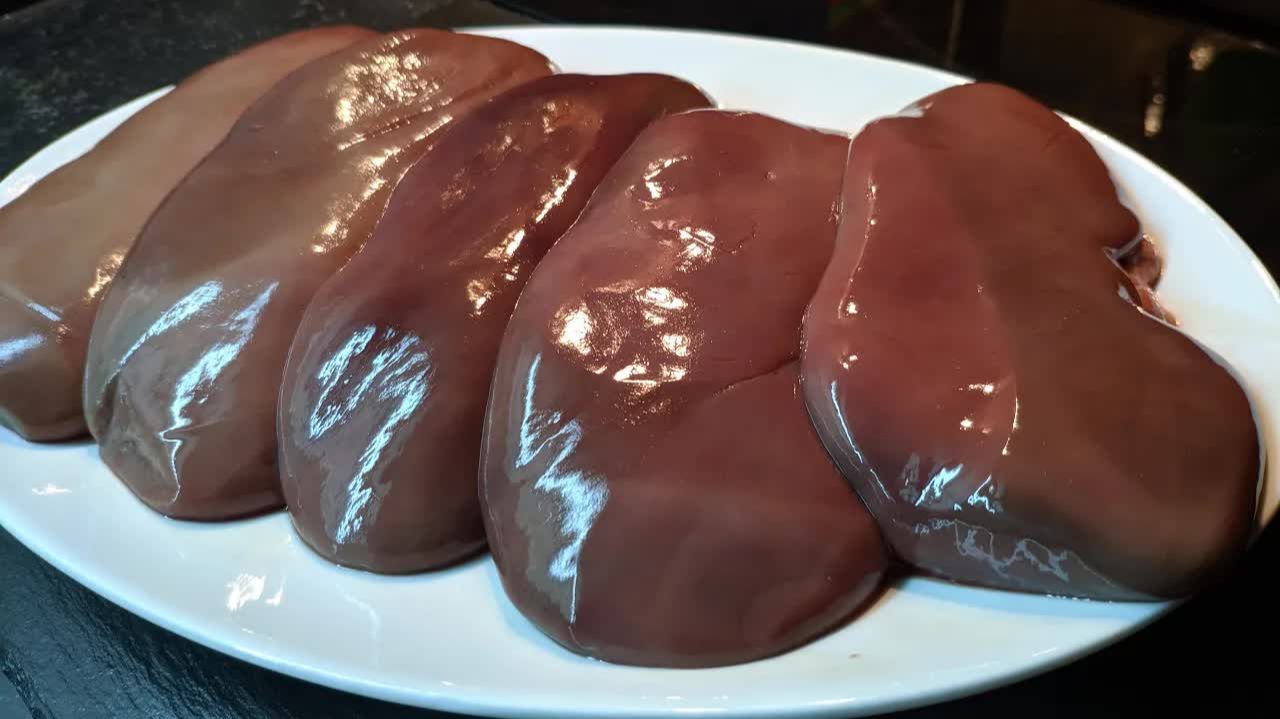 Как приготовить почки вкусно! Свиные ПОЧКИ БЕЗ ЗАПАХА, тушеные в сметане простой рецепт! смотреть онлайн