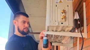 Установка кондиционера с внешним блоком на лоджии с помощью инструментов RAGE / монтаж сплит-системы