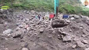 Строительство, экскаватор копает песок