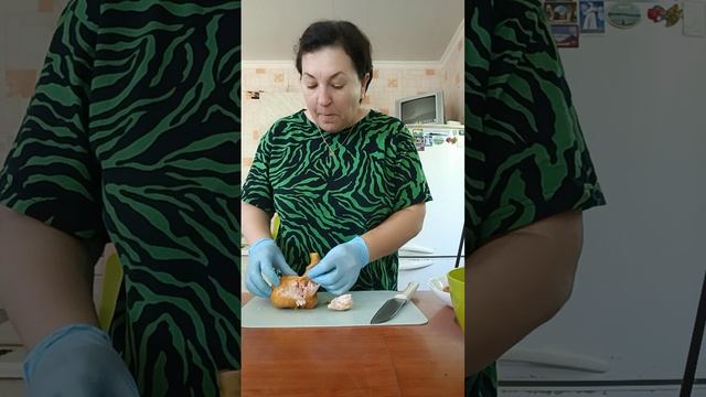 Нарезала окрошку ✅ В такую жару ничего больше и не хочется. смотреть онлайн