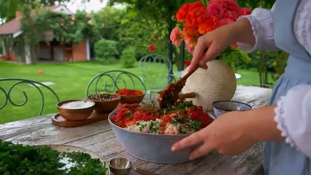 Сельская жизнь, дождливые летние дни, сбор цветов бузины и вкусный пирог смотреть онлайн