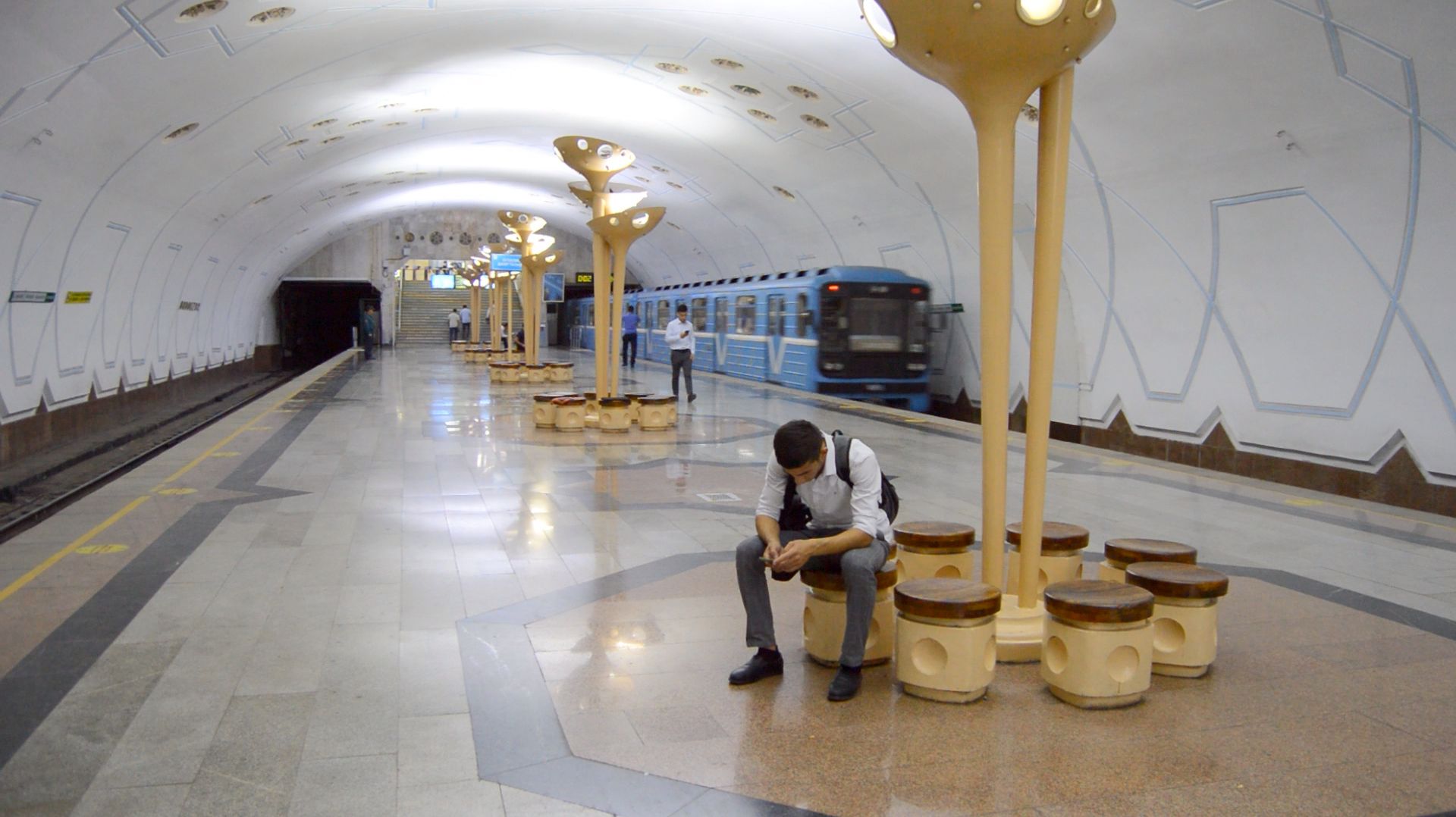 Сверчок на станции метро Бодомзор