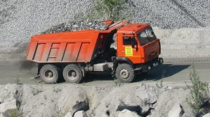 Фронтальный погрузчик в работе, Самосвал КАМАЗ-65115