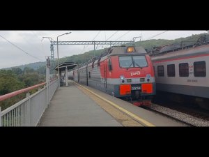 Электровоз 3ЭС5К-1248 «Ермак» с наливным составом внезапно выходит из кривой,следуя по Транссибу.