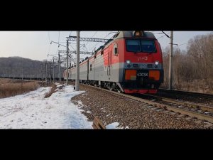 Электровозы 4ЭС5К-014 «Ермак» с грузовым поездом и толкач 4ЭС5К-060 «Ермак» в хвосте.