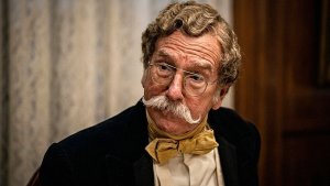 Жизнь, Ларри и стремление к несчастью — Русский трейлер (Субтитры, 2026)