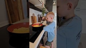 Готовим скрэмбл с лососем! Рецепт от маленького шефа