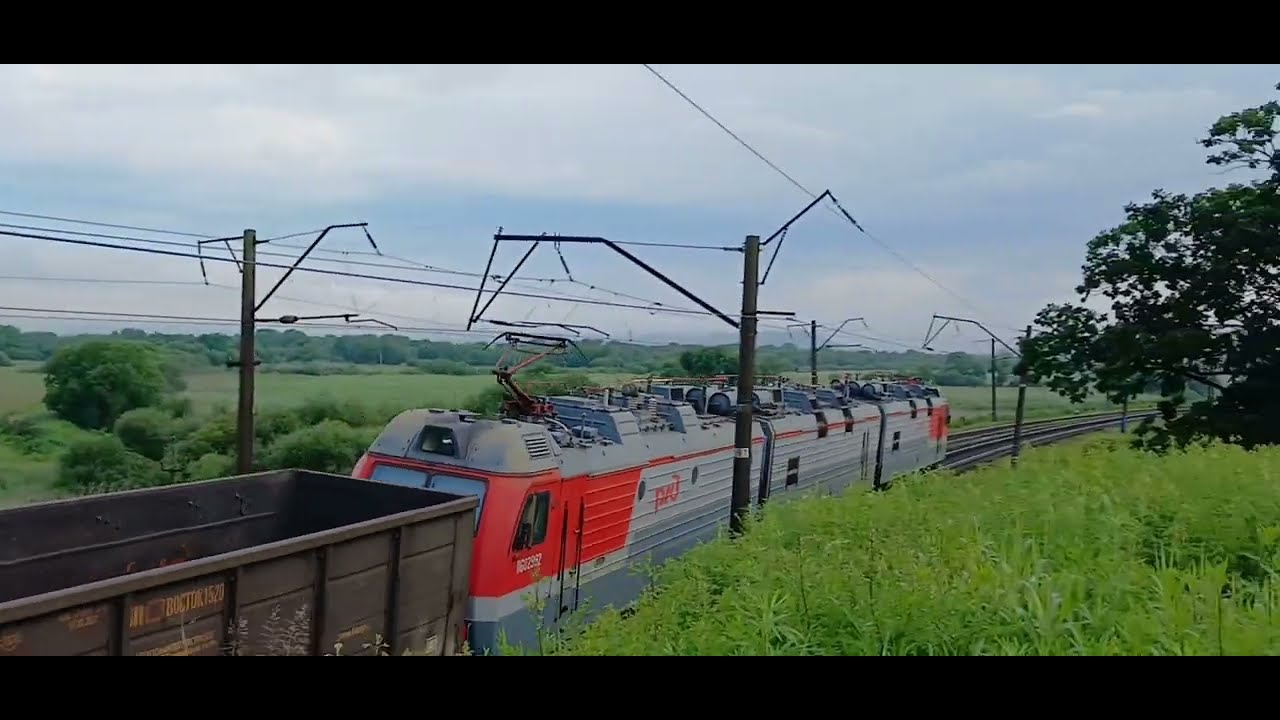 Электровозы 3ЭС5К-976 и 3ЭС5К-283 "Ермак" со сдвоенным грузовым поездом на Транссибирской магистрали смотреть онлайн