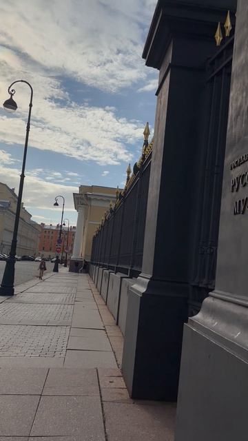 Прогулка по Площади Искусств в Санкт-Петербурге