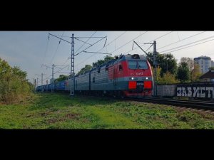 Электровоз 3ЭС5К-135 «Ермак» с контейнерным поездом следует через бывшую станцию Седанка.