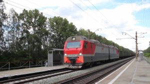 Электровоз 2ЭС10-084 «Гранит» с грузовым поездом
