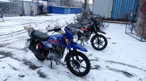 Индийский мотоцикл TVS HLX 150X в синем цвете. Уточнение тх - аккумулятор, цепь, вилка, рама.
