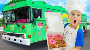 Дети исследуют Uncle's Baking Bus