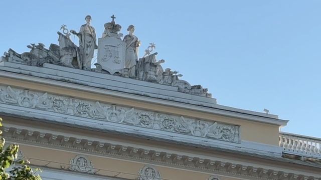 Прогулка в Михайловском саду в Санкт-Петербурге