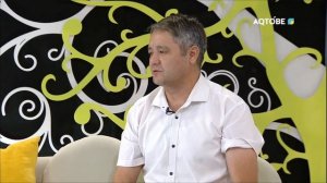 Жапыраққа микроарт техникасы арқылы сурет салатын мұғалім Алтынбек Сейдалиев 01.08.2024 жыл