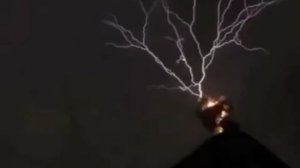 ⚡ Красивейшие удары молнии в вулкан Фуэго во время извержения (Гватемала)