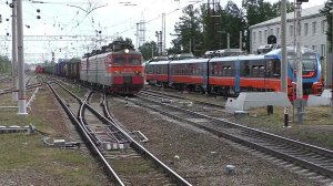 Электровоз ВЛ11.8-725/758Б (ТЧЭ-27) с грузовым поездом.